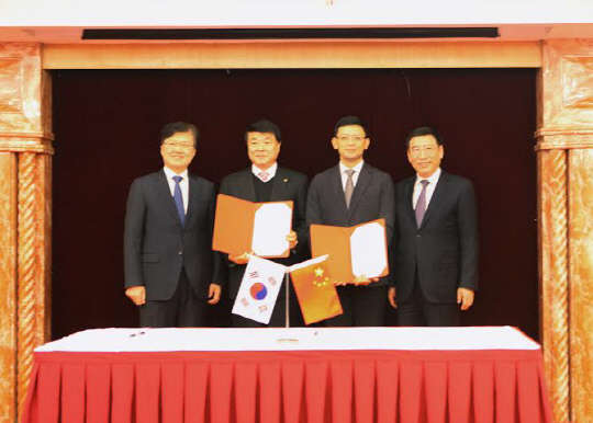 17일 중국 베이징 광저우 호텔에서 한중SW교류 확대를 위한 업무협약을 마치고 기념촬영을 하고 있다. 사진 맨 왼쪽부터 최양희 미래부 장관, 김상철 한컴그룹 회장, 꺼커 킹소프트 CEO, 미아오 웨이 중국 공신부 장관. 한컴 제공.